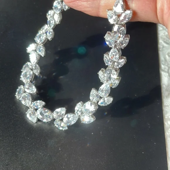 Amazing women’s cubic zirconia necklace perfect for the bride. 16-1/2” - Picture 7 of 9